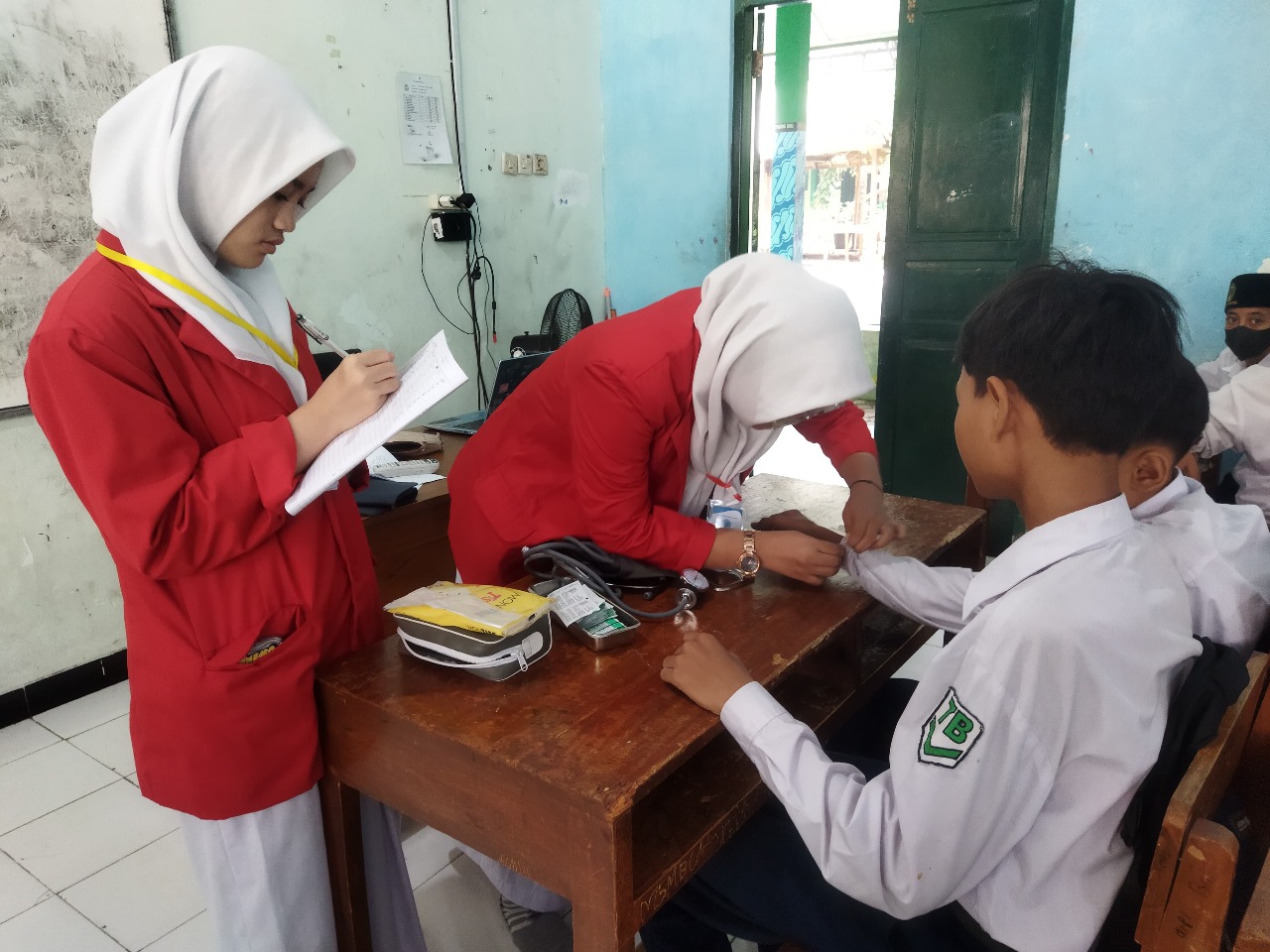 Siswa SMK Amanah Husada Laksanakan PKL di MTsN 9 Bantul dengan Program Pemeriksaan Tekanan Darah