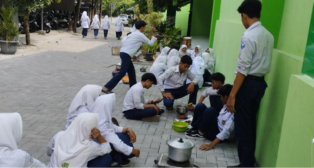 Siswa Kelas IX MTsN 9 Bantul Praktik Membuat Tempe dengan Langkah-Langkah yang Teliti