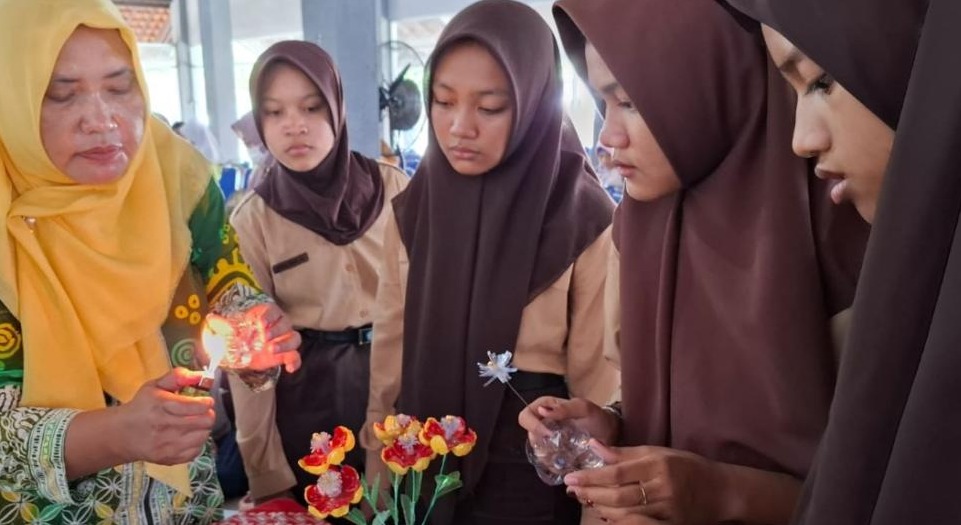 Dua Siswa MaSemBa ikut serta dalam Pelatihan Kreasi Bunga dari Botol Plastik