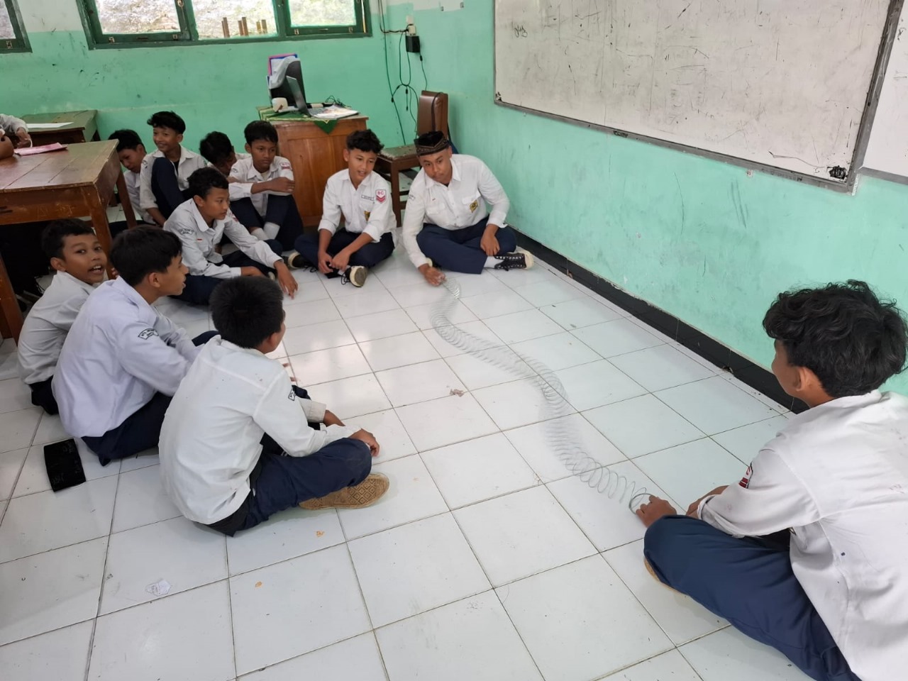 Guru IPA MTsN 9 Bantul Lakukan Percobaan Getaran dan Gelombang bersama Siswa
