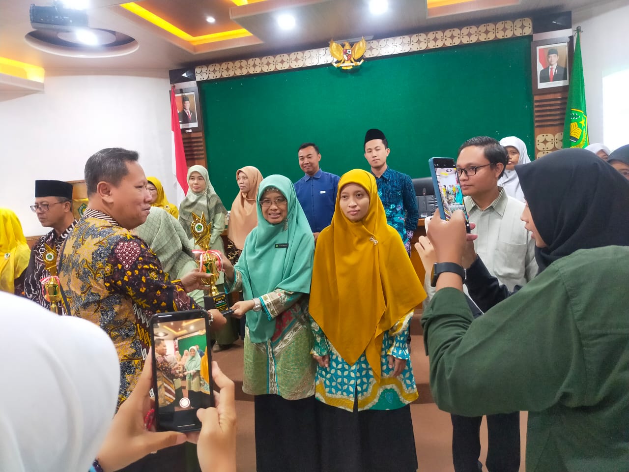 Raih Juara III Guru Inspiratif Anugerah GTK Madrasah DIY, Guru MTsN 9 Bantul Terima Penghargaan