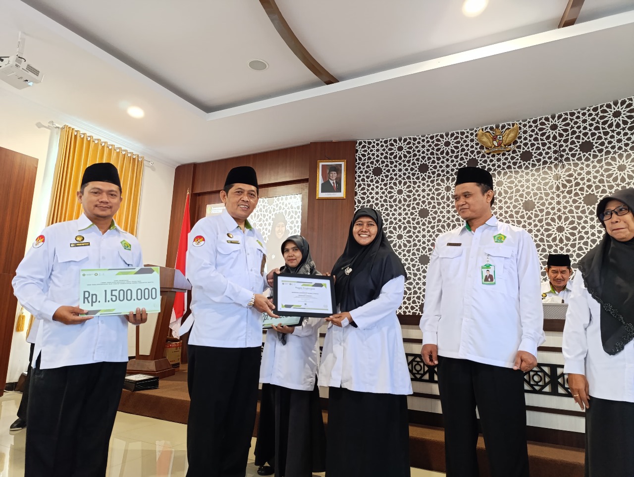 Jadi Juara Pertama Lomba Madrasah Hebat, Kepala MTsN 9 Bantul Terima Penghargaan