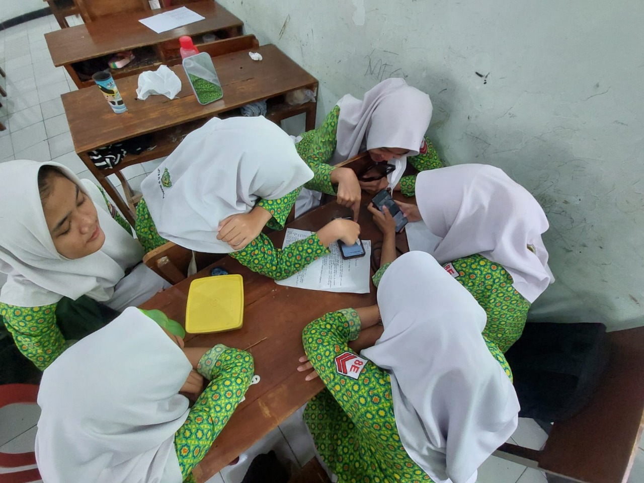 Penuh Ketekunan, Siswa Kelas VIII MTsN 9 Bantul Bergerak Menjadi Tim Editor Film Nomophobhia Mereka Sendiri