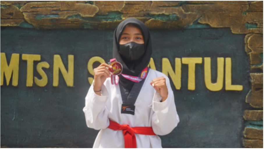 Naura, Atlet Taekwondo MTsN 9 Bantul Sabet Medali Perak Piala Walikota Solo Cup 2022