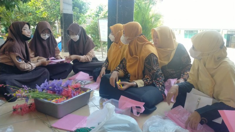 Persiapkan Project Kewirausahaan, Guru Kelas VII MTsN 9 Bantul Berlatih Membuat Bunga Plastik