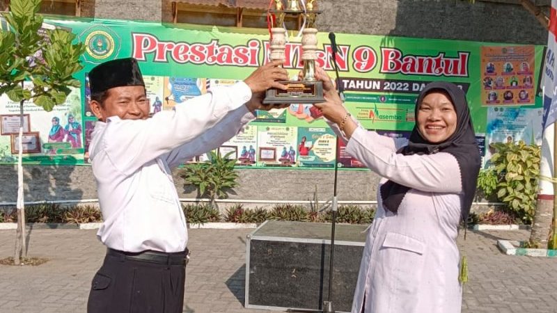 Kepala MTsN 9 Bantul Serahkan Piala Kejuaraan Adiwiyata Provinsi DIY